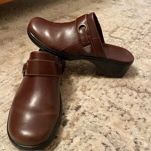 NWOT Clarks Brown Leather Buckle Chunky Mule Clogs